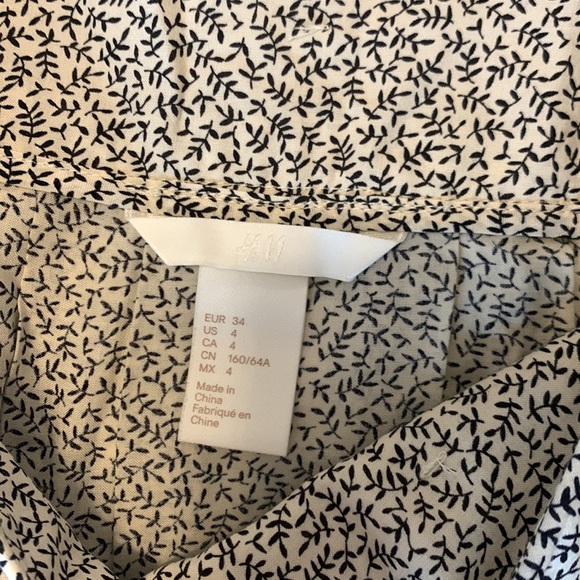 H&M pleated black and off white printed skirt - Picture 2 of 3